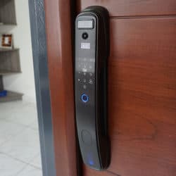 beneficios de tener una cerradura inteligente en tu puerta principal